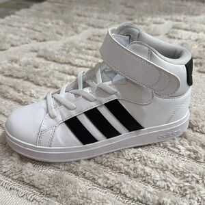 Grand Court Mid Shoes